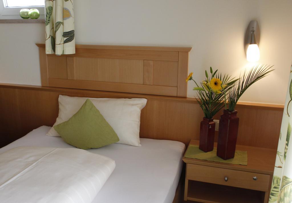 Apart-Hotel Pension Rossmayer Bad Fussing Room photo